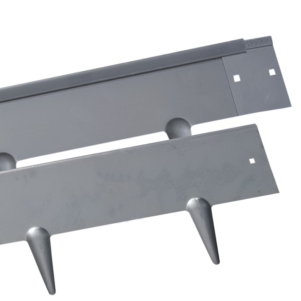2 verzinkte Rasenkanten aus Metall mit den Maßen 1m x 90mm