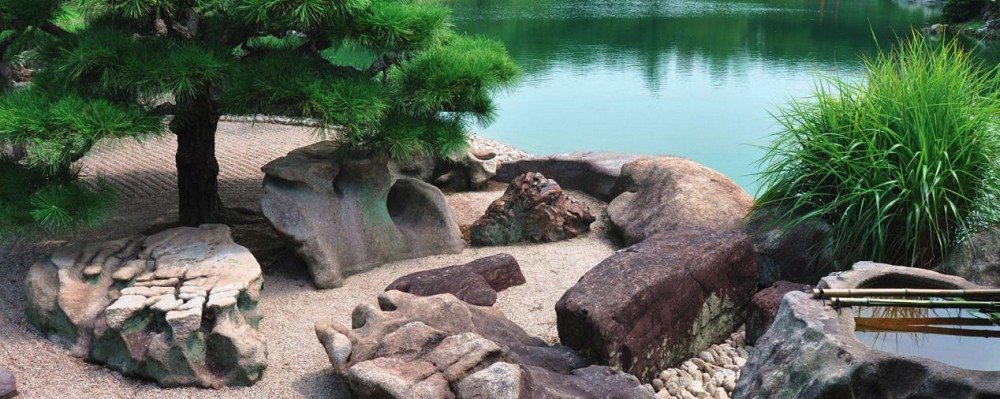 Kiesufer mit großen Steinen an einem See