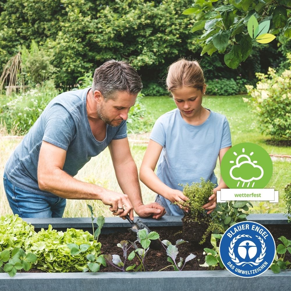 Mann und Mädchen bepflanzen wetterfestes Hochbeet im Vordergrund