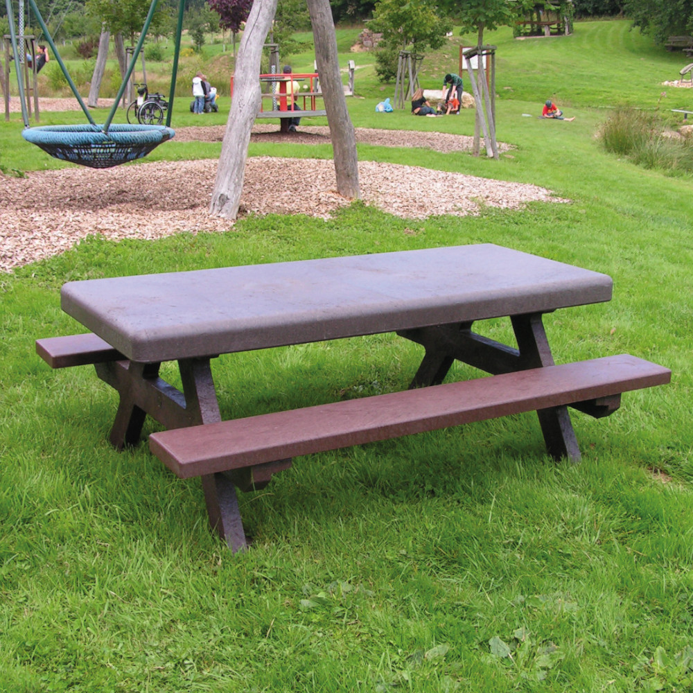 Braune Kindersitzgruppe auf Gras am Spielplatz.