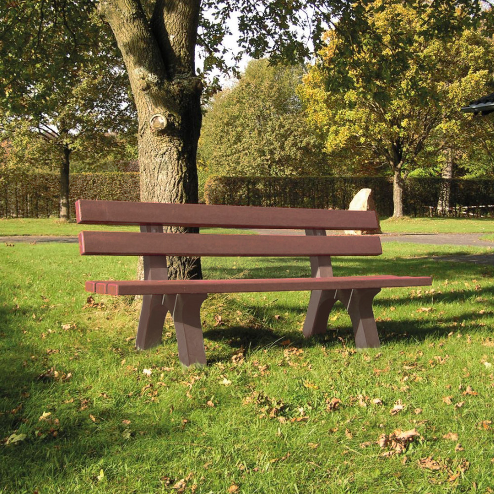braune Gartenbank mit Rückenlehne in einem Park mit herbstlichen Hintergrund