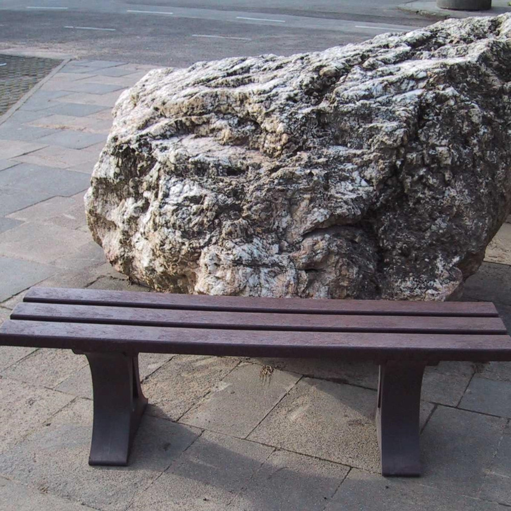 hanit® Kunststoffbank CANETTI braun vor einem großen Stein