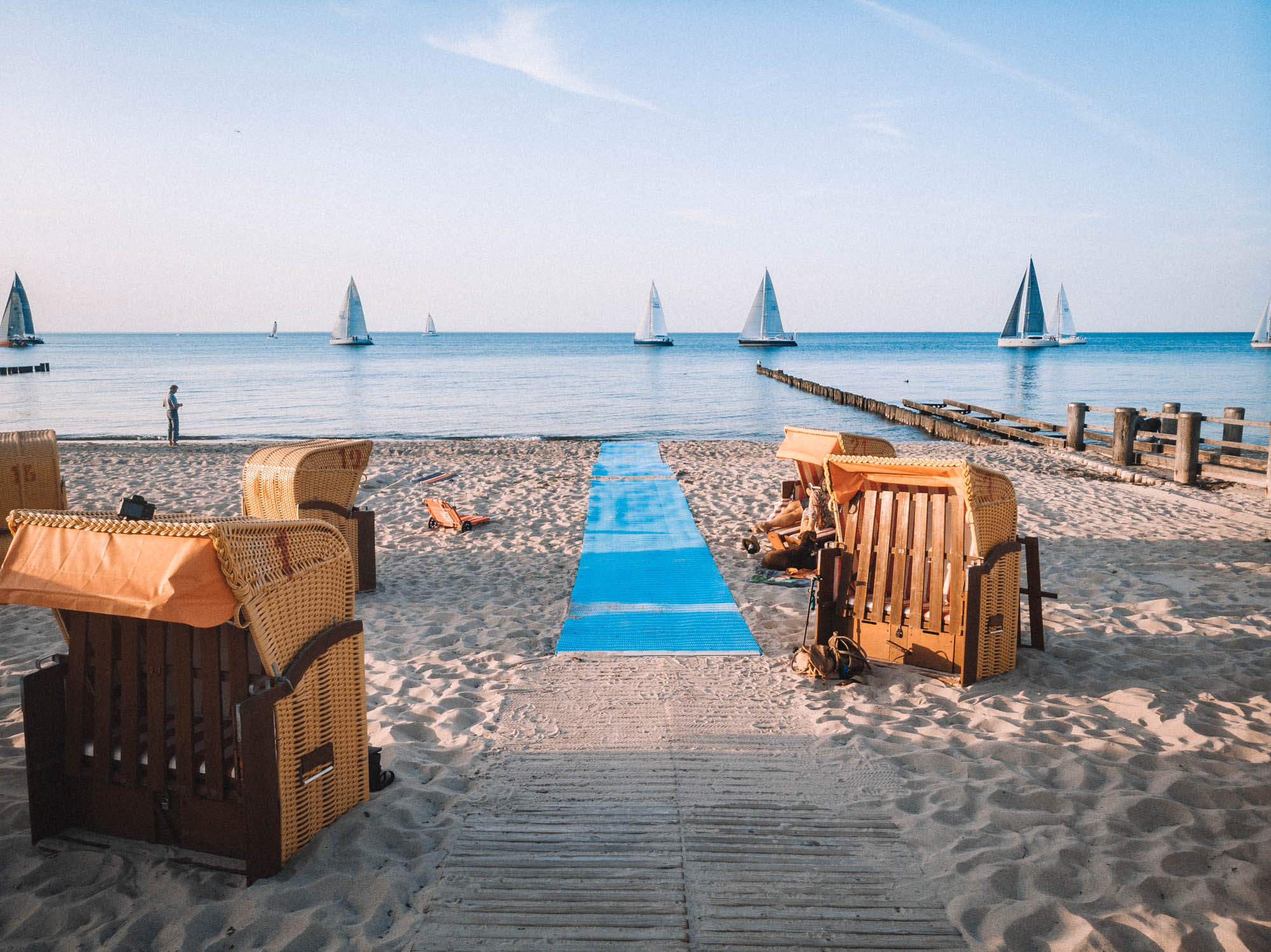 Sandmatte am Strandweg Kühlungsborn umgeben von Strandkörben