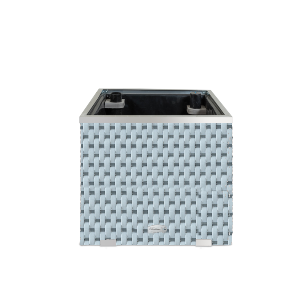 Brauner Pflanzkübel in Rattanoptik mit lila Blumen bepflanzt