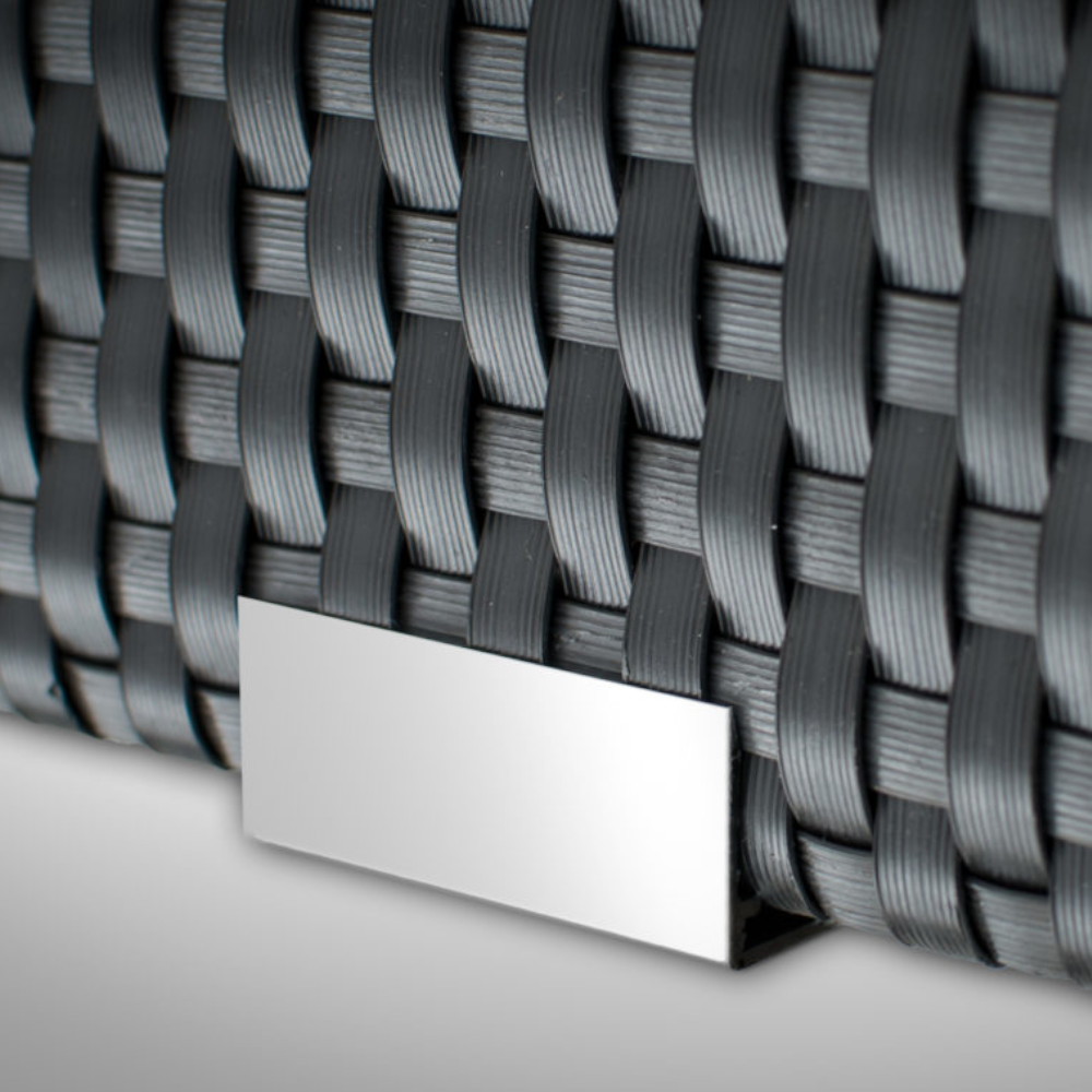 Metallschutz am Fuß des Pflanzkübels