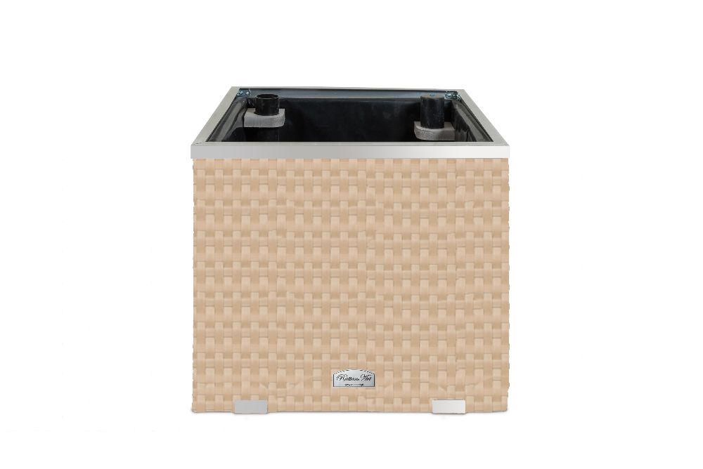 Rattan Blumenkübel mit intelligenter Bewässerung, 50cm x 50cm x 43cm Brauner Pflanzkübel in Rattanoptik mit lila Blumen bepflanzt