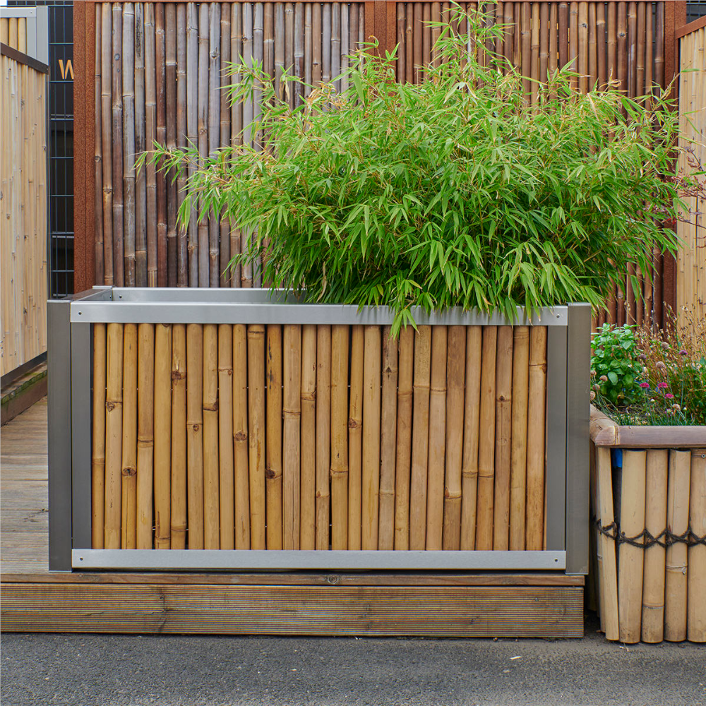 Hochbeet aus Edelstahl mit Seiten aus Bambus, bepflanzt