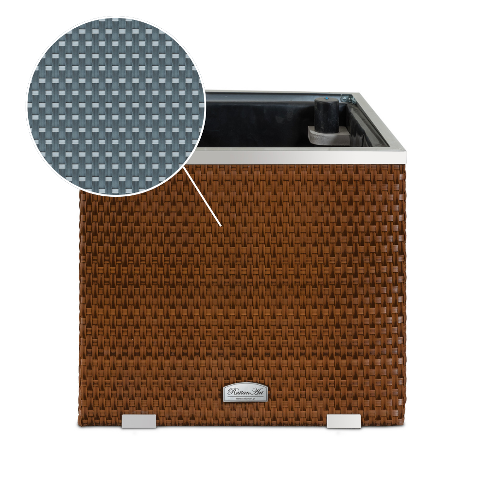 Rattan Blumenkübel mit intelligenter Bewässerung, 50cm x 50cm x 43cm Brauner Pflanzkübel in Rattanoptik mit lila Blumen bepflanzt