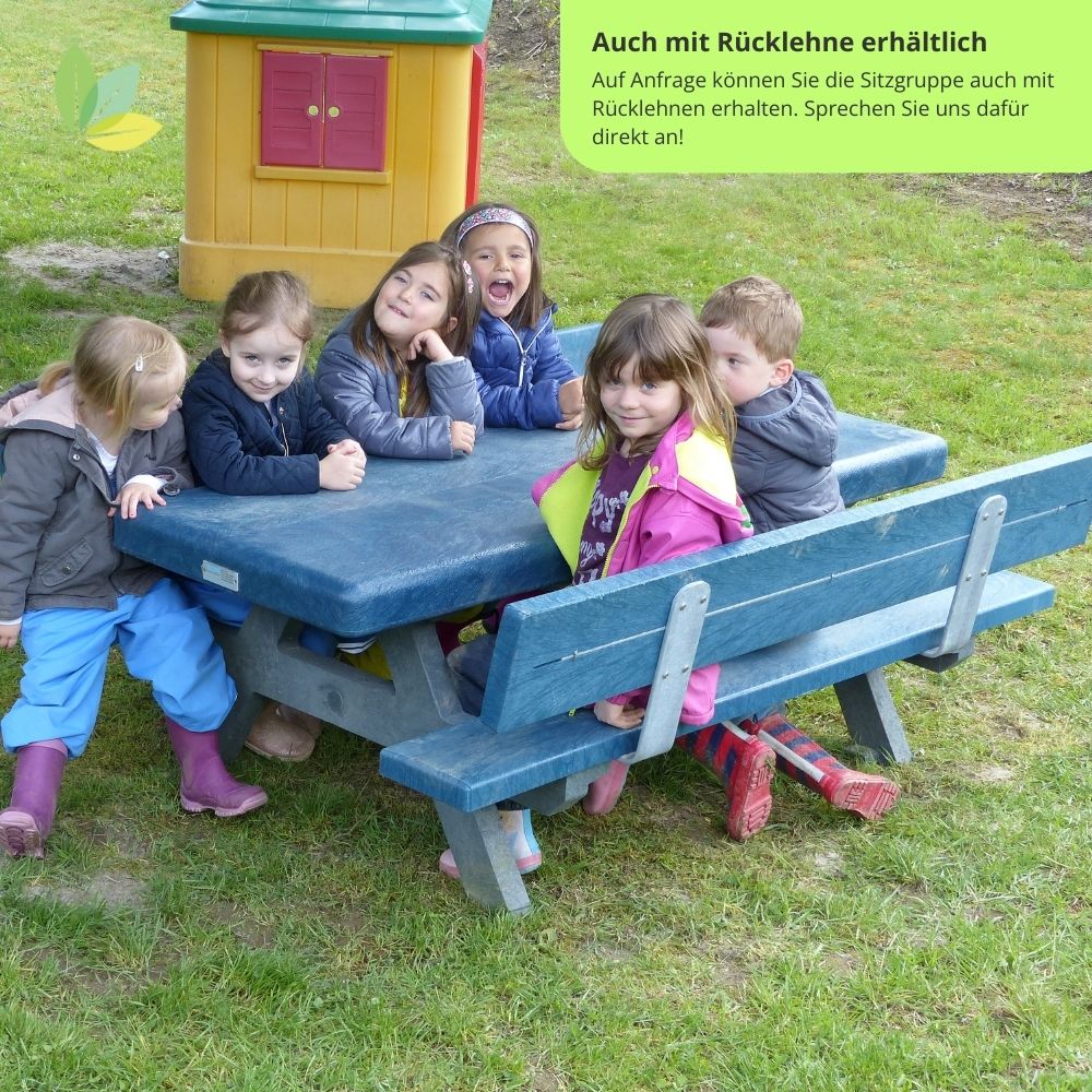 Kindersitzgruppe in grau-blau aus 100% Recyclingkunststoff mit lachenden Kindern