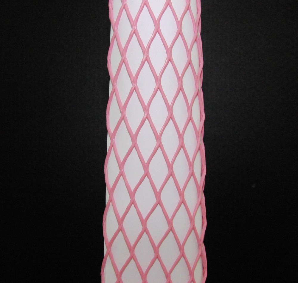 Netzschutzschlauch pink auf weissem Gegenstand
