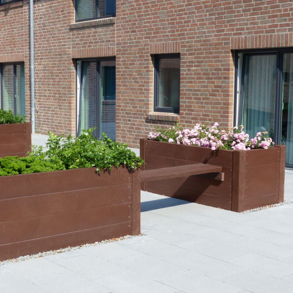 2 braune Hochbeete miteinander verbunden vor Hauswand auf hellen Fliesen
