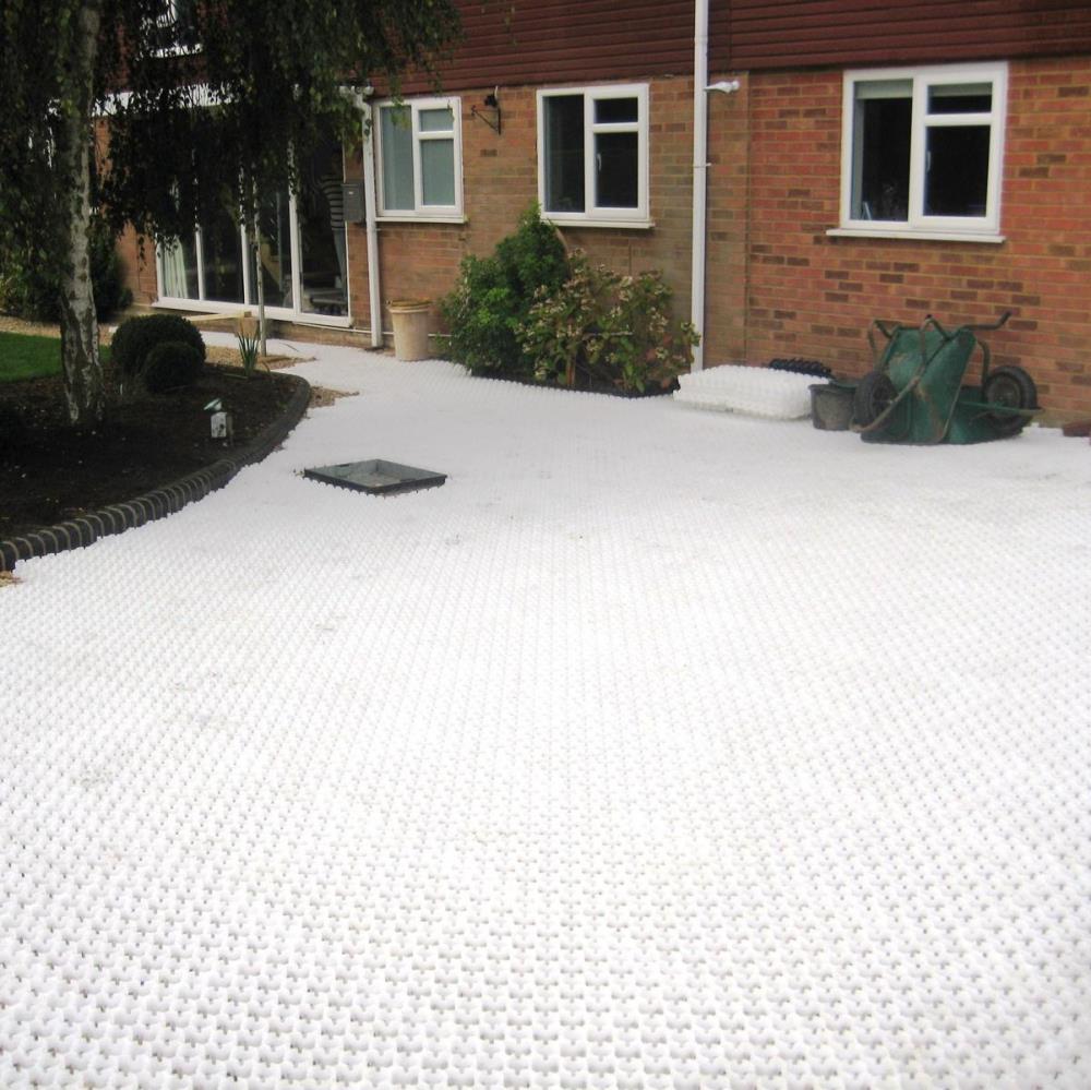 Weiße Rasengitter vor Haus verlegt