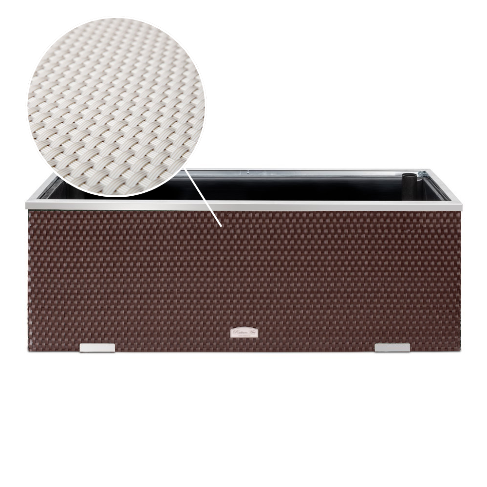 zwei Rattan Pflanzkuebel mit Blumen in einem Garten