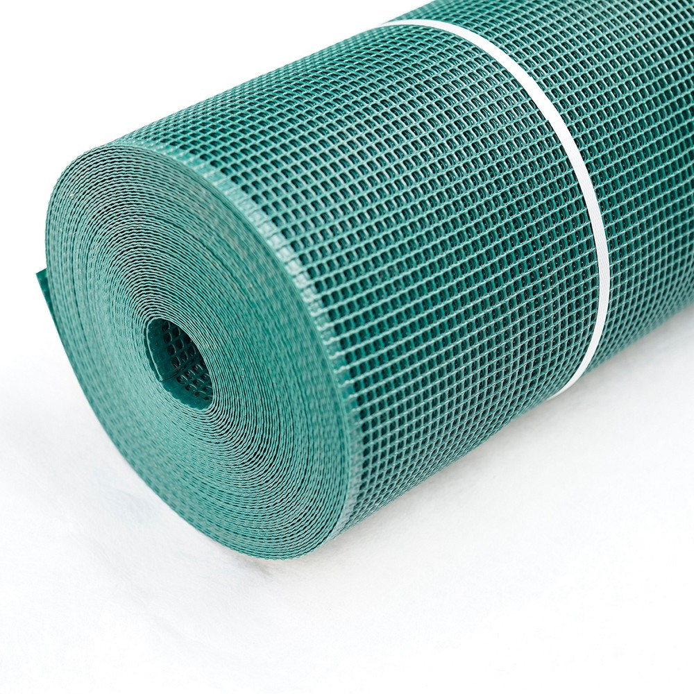 eine Rolle grüner Kunststoffzaun