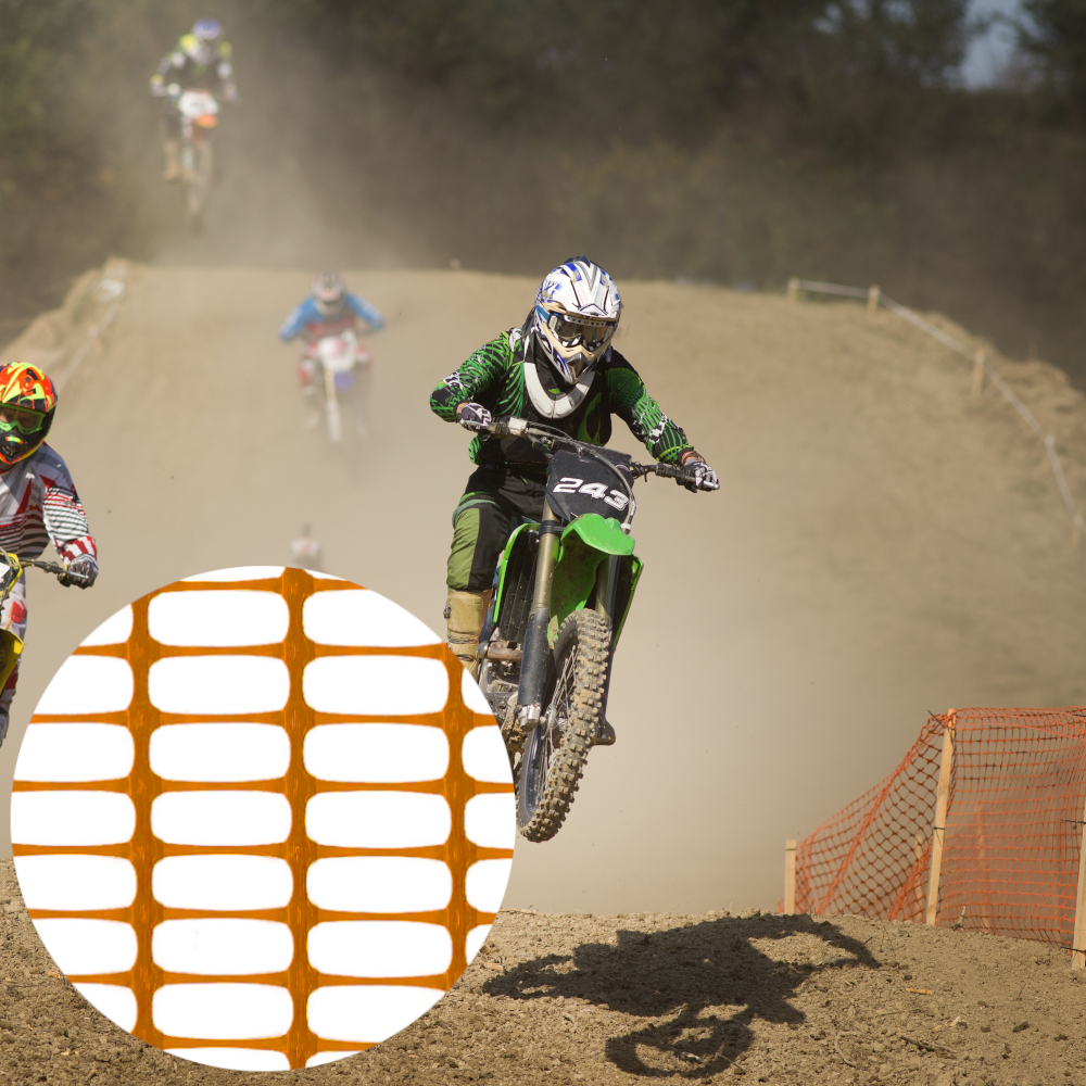 MEDIUM Absperrzaun, Bauzaun, Hundezaun, 140g/m² oranges Gitternetz vor Motorrad Rennstrecke zur Eingrenzung