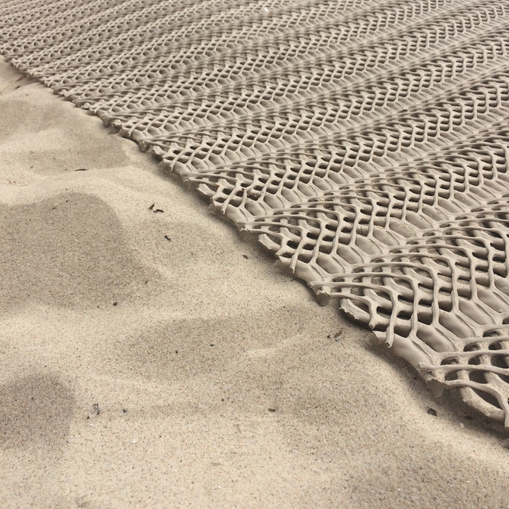 Sandfarbene Sandmatte auf Sand.