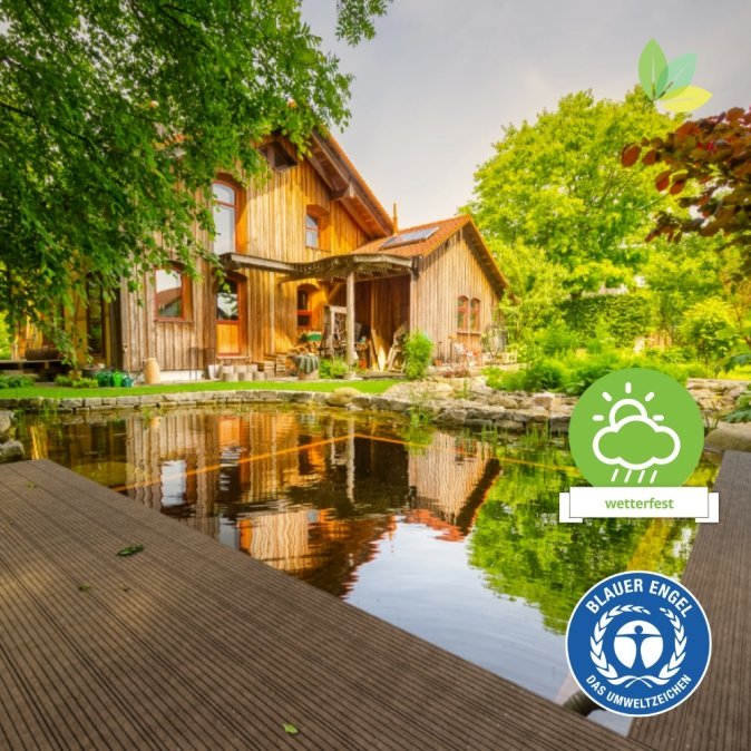 Terrasse an Teich mit Dielen braun aus Recycling Kunststoff