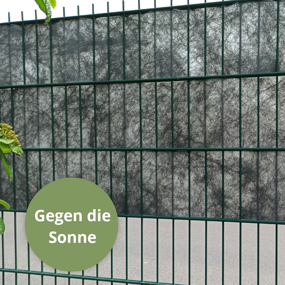Sichtschutzstreifen an Doppelstabmattenzaun gegen die Sonne