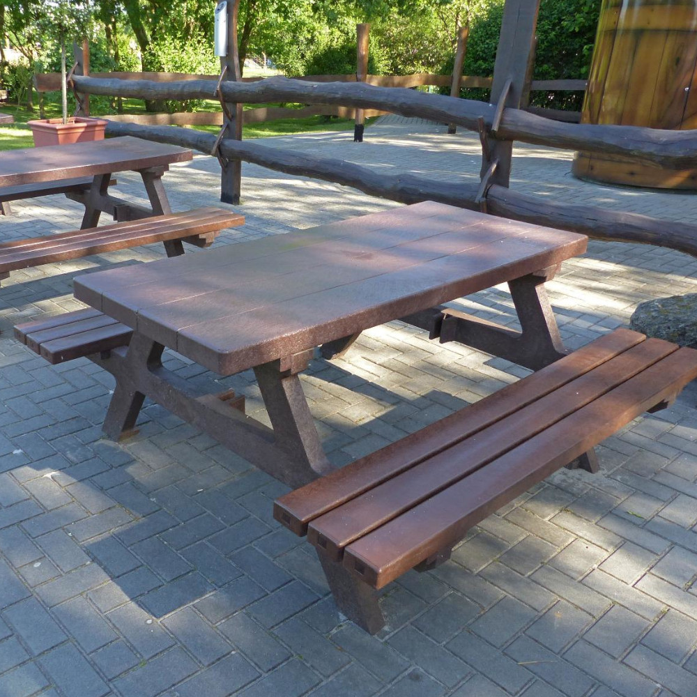 Sitzgruppe Isola vor Holzzaun