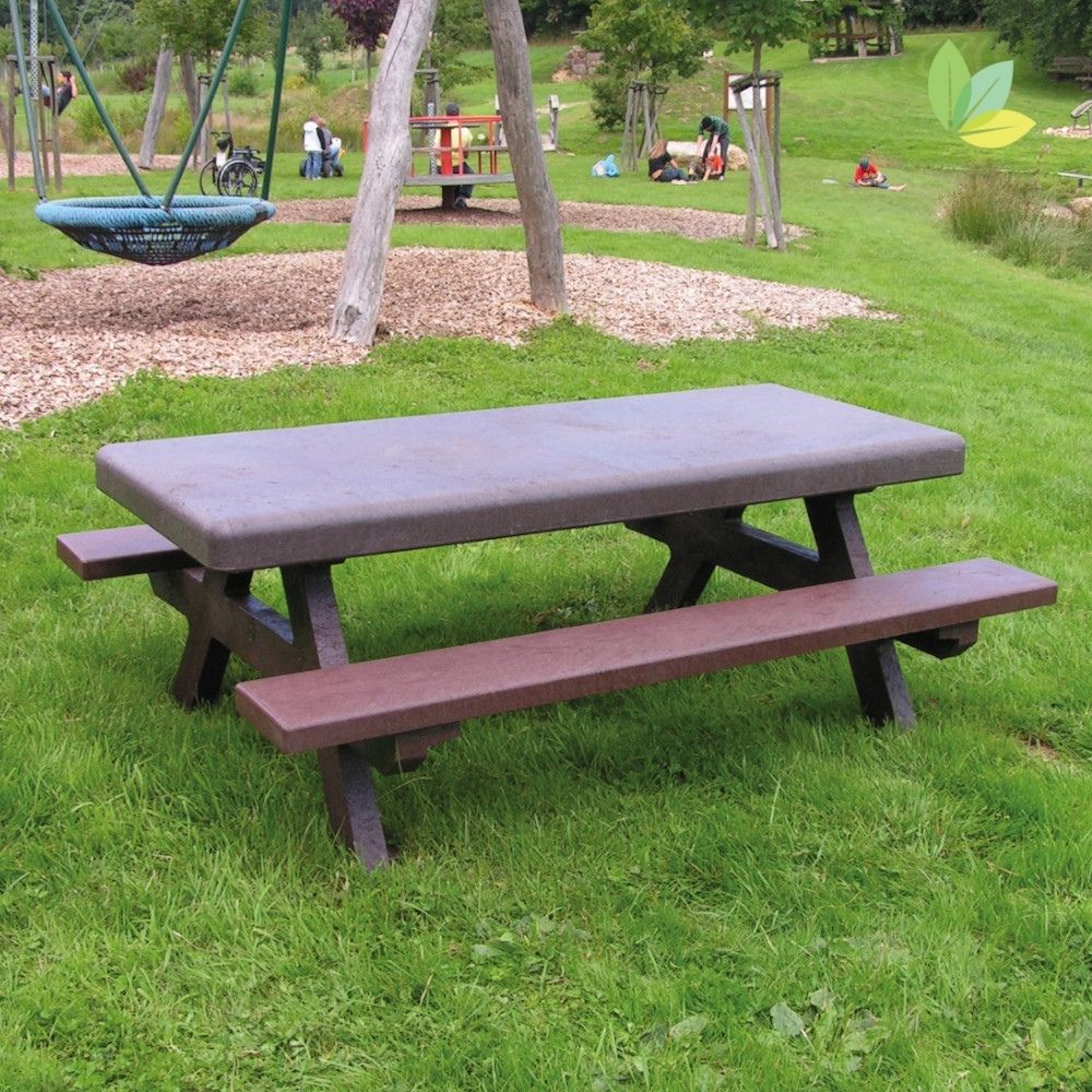 braune Kindersitzgruppe vor großer blauer Spielplatzschaukel