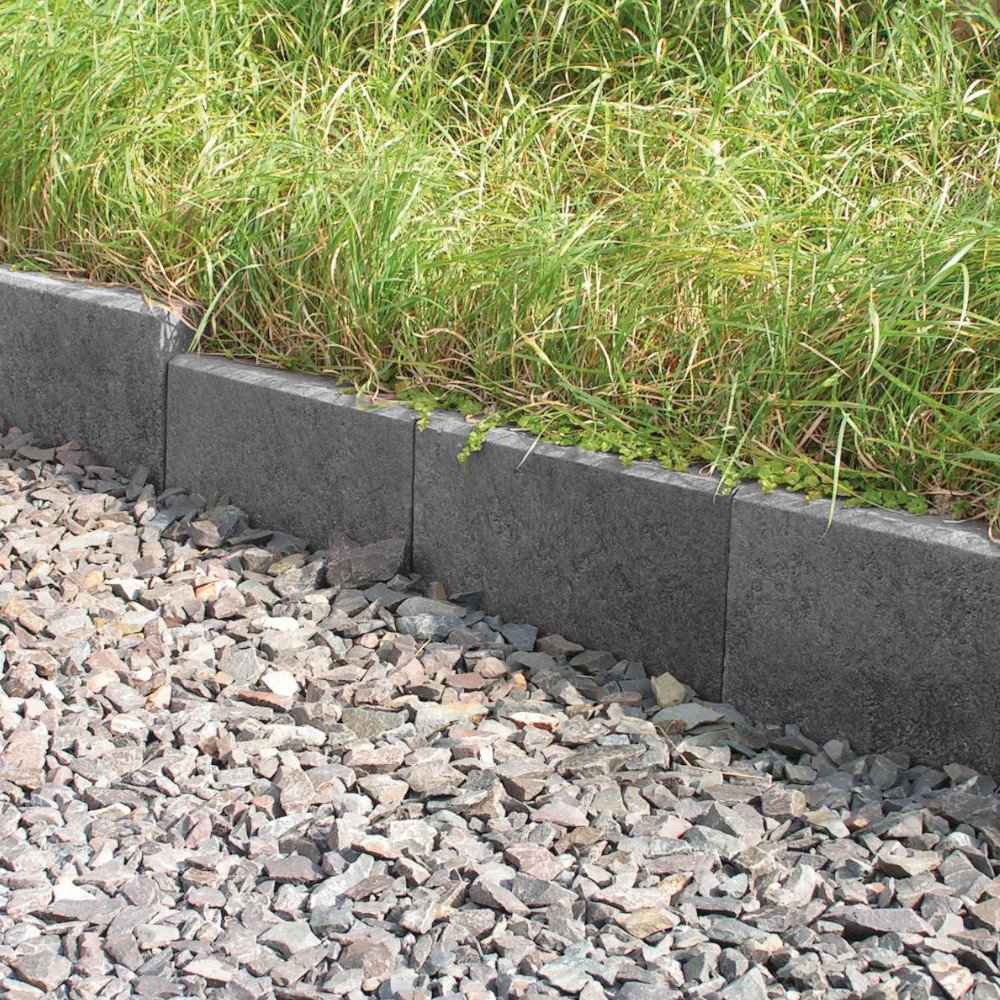 Graue L-Steine mit Versatz