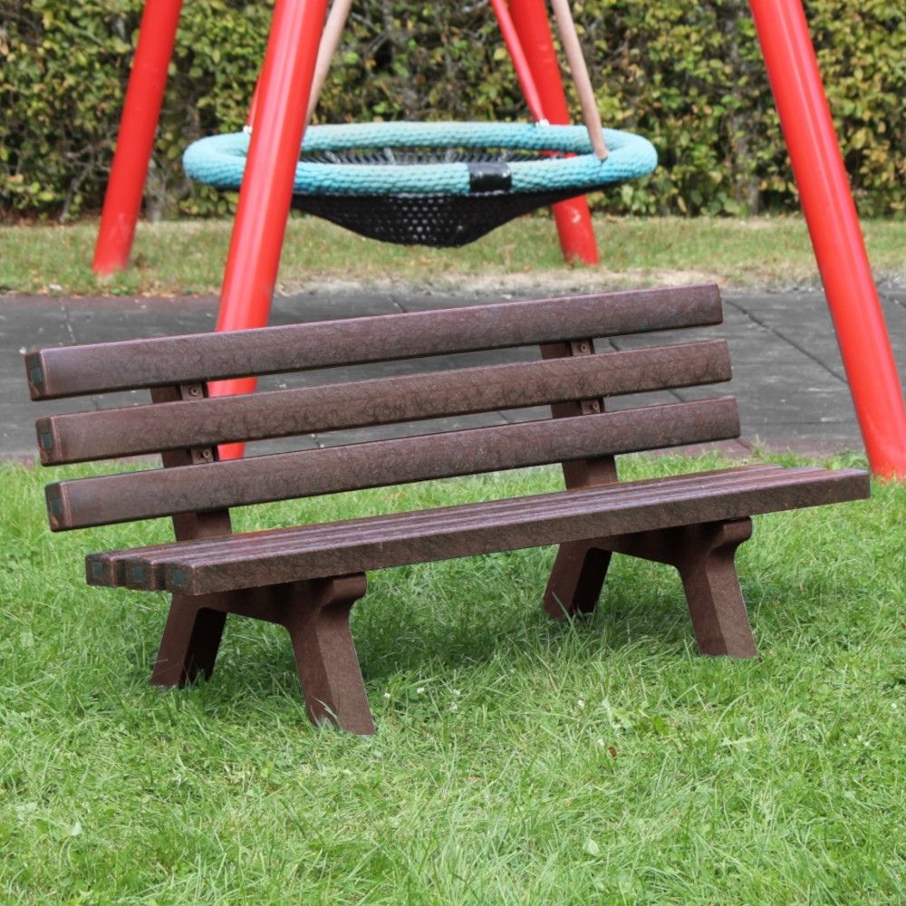 braune Kinderbank Canetti vor einer Schaukel