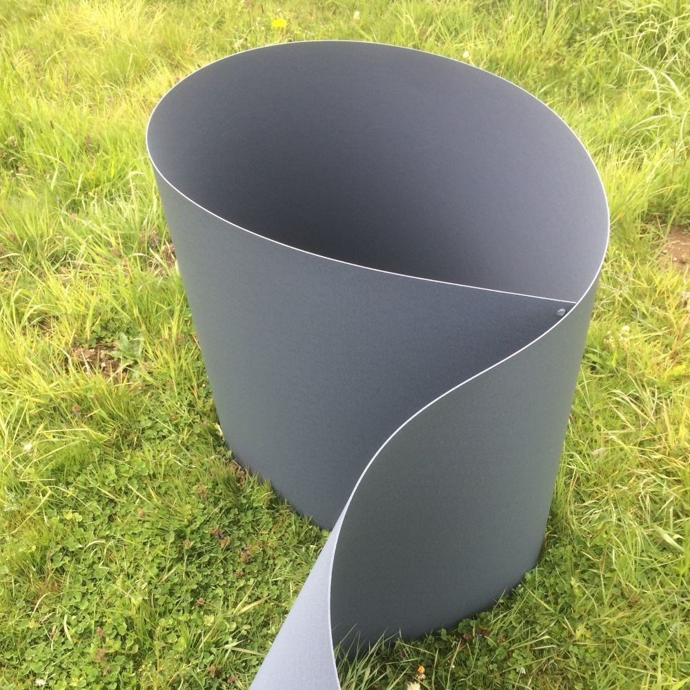 vorgebogenes verschraubtes hellgraues Hochbeet auf Wiese