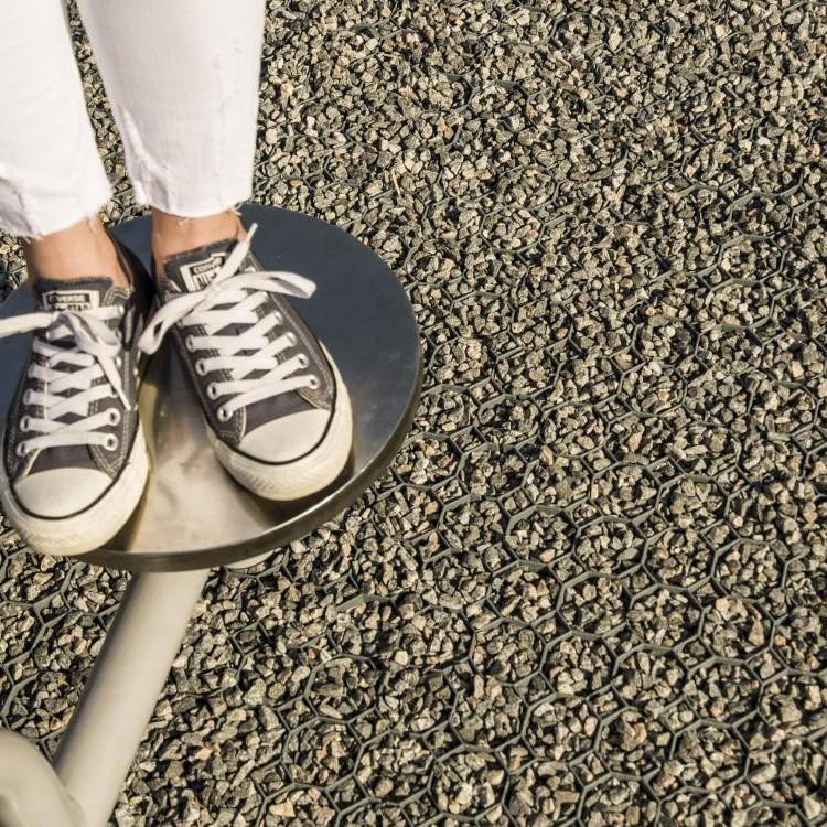Rasenwaben als Kiesfläche auf Spielplatz