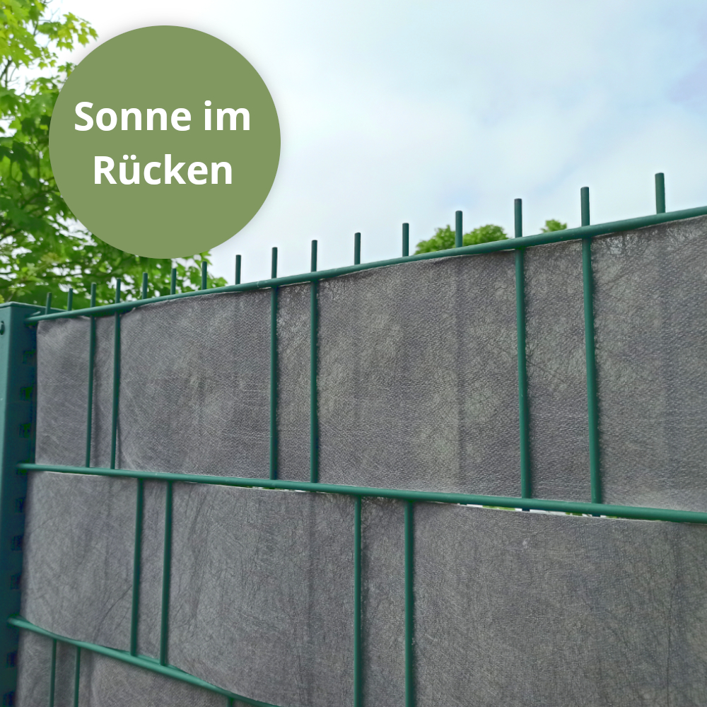 Sichtschutzstreifen an Doppelstabmattenzaun mit der Sonne im Rücken