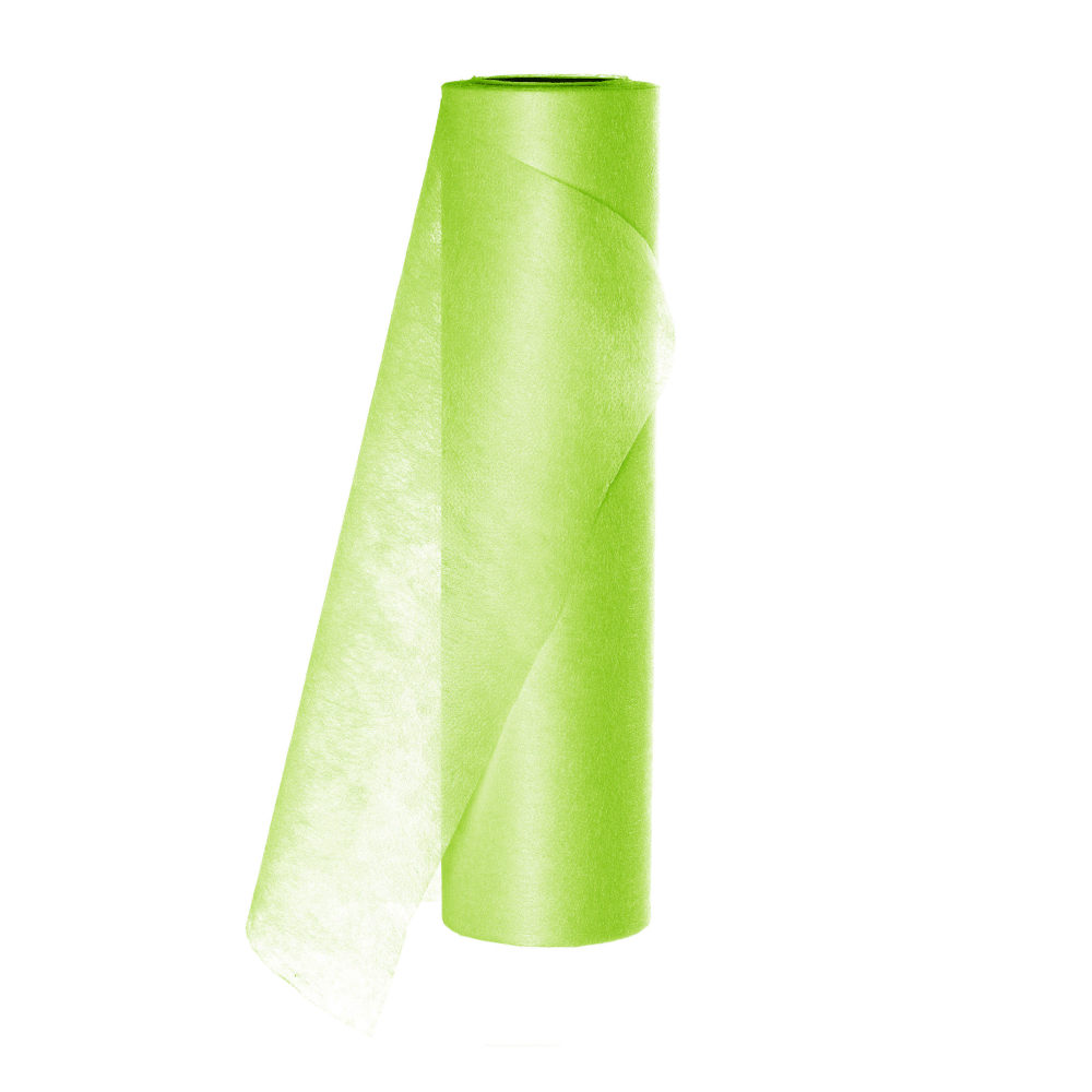 hellgrünes Vlies auf Rolle auf weißem Hintergrund