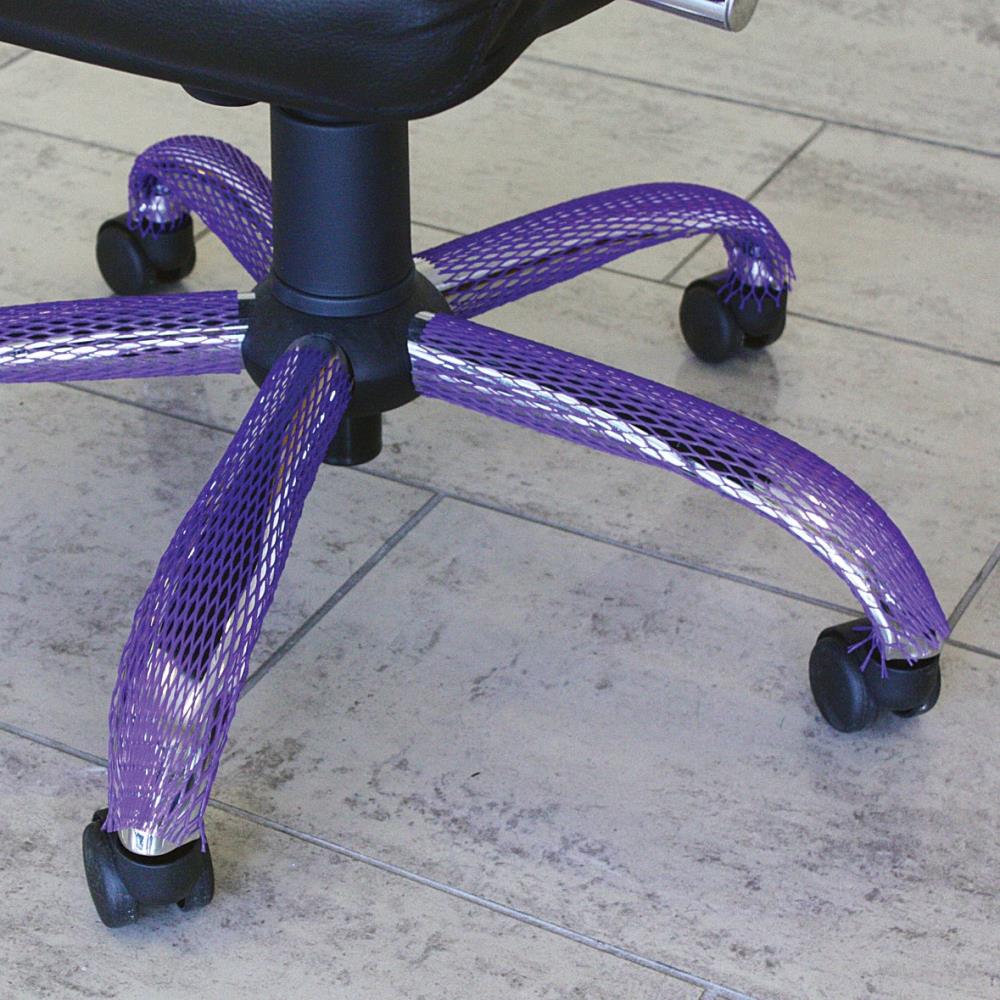 Netzschutzschlauch als Anwendung an Stuhlbeinen