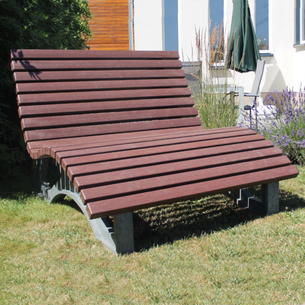 braune Liegebank Aveto im Garten zum Sonnen