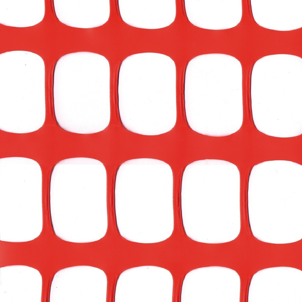 oranges Gitternetz aufgestellt vor Baustelle mit Kiesbergen