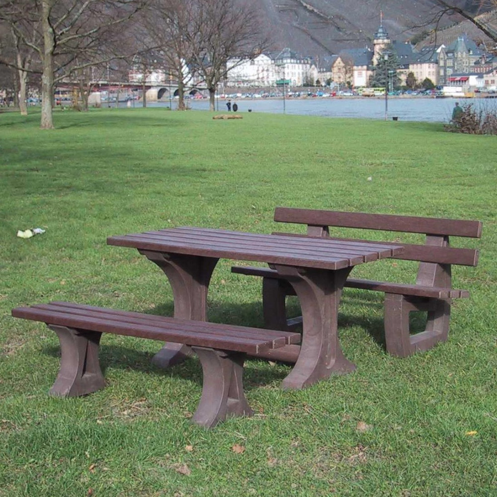 hanit® Sitzgruppe CANETTI braun auf Wiese: 1 Tisch , 1 Bank ohne Lehne, 1 Bank mit Lehne