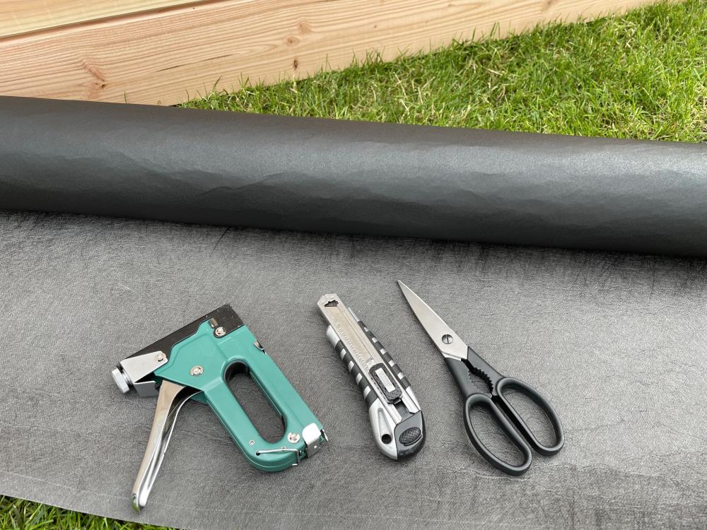 Nötiges Material um Vliesfolie zu befestigen: Tacker, Cutter und Schere