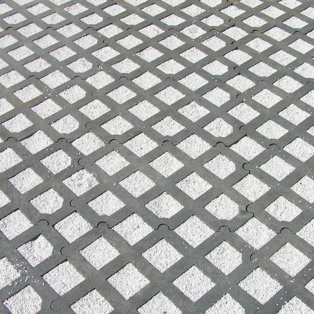 weißer Kies in Rasengittersteine