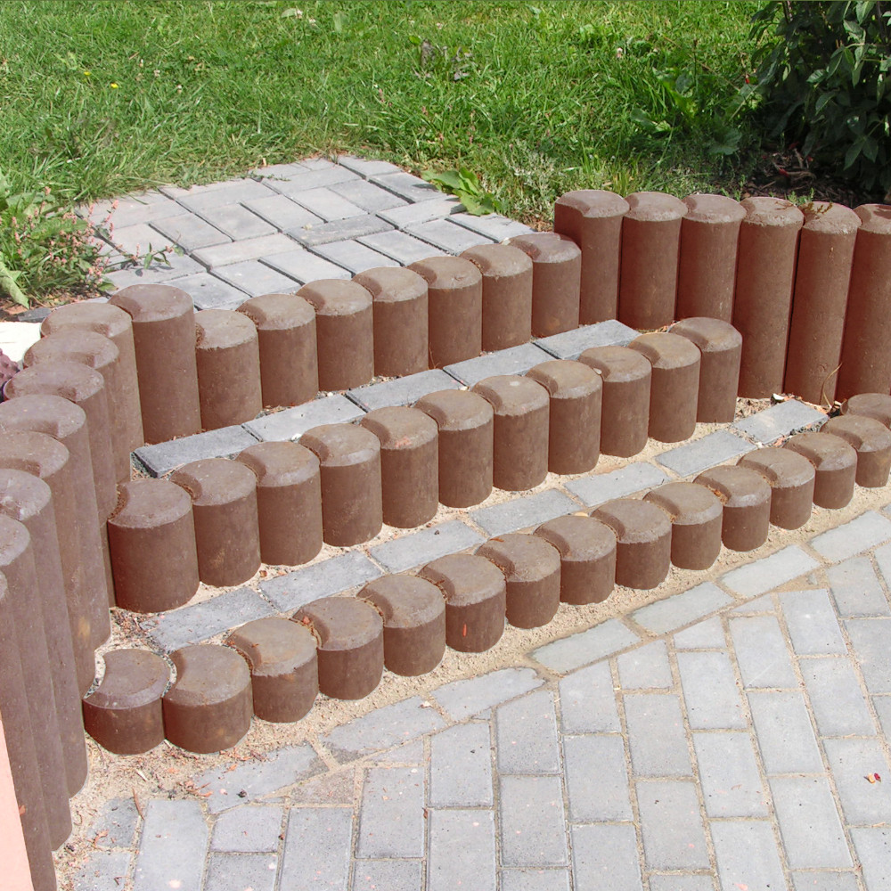 Hohlkehlpalisaden in verschiedenen Höhen als Treppengestaltung