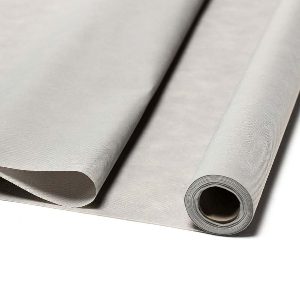 graue Tischedecke auf Rolle vor weißem Hintergrund