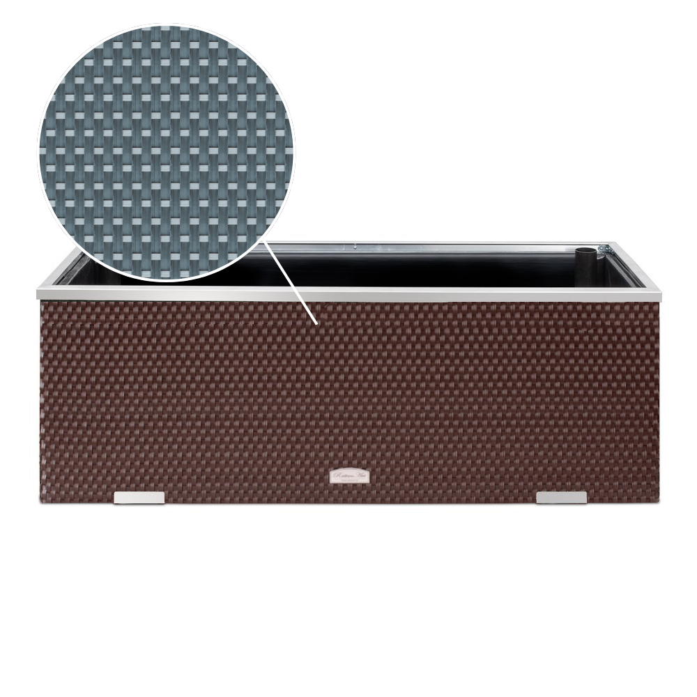 zwei Rattan Pflanzkuebel mit Blumen in einem Garten