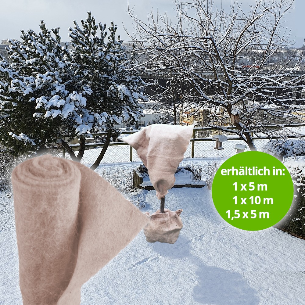 Jutevlies auf Rolle im Vordergrund der Schneelandschaft - Pflanze ummantelt mit Jutevlies