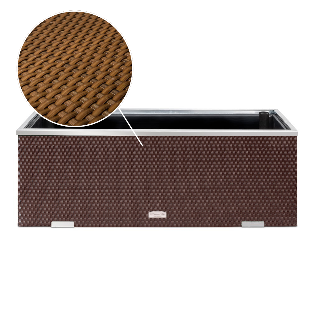 zwei Rattan Pflanzkuebel mit Blumen in einem Garten