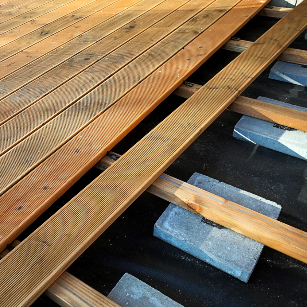 Terrasse im Bau mit untergelegtem dunkelgrauen Vlies