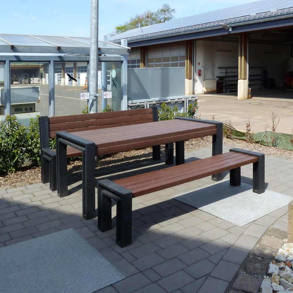 grau braune Sitzgruppe mit Lehne auf Bahnhofsplatz