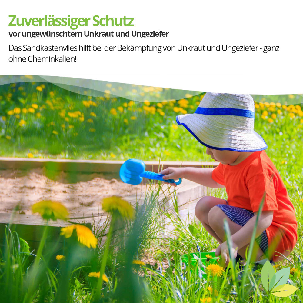 spielendes Kind in Sandkasten auf Wiese