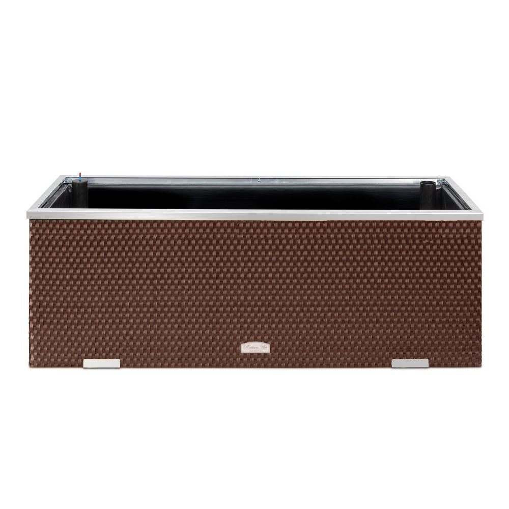 zwei Rattan Pflanzkuebel mit Blumen in einem Garten