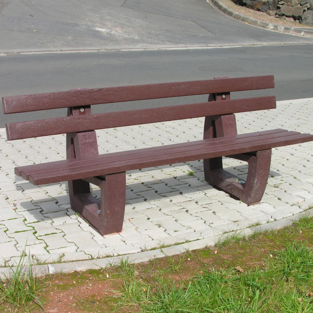 braune hanit Parkbank aus Recyclingkunststoff steht an einer Strasse