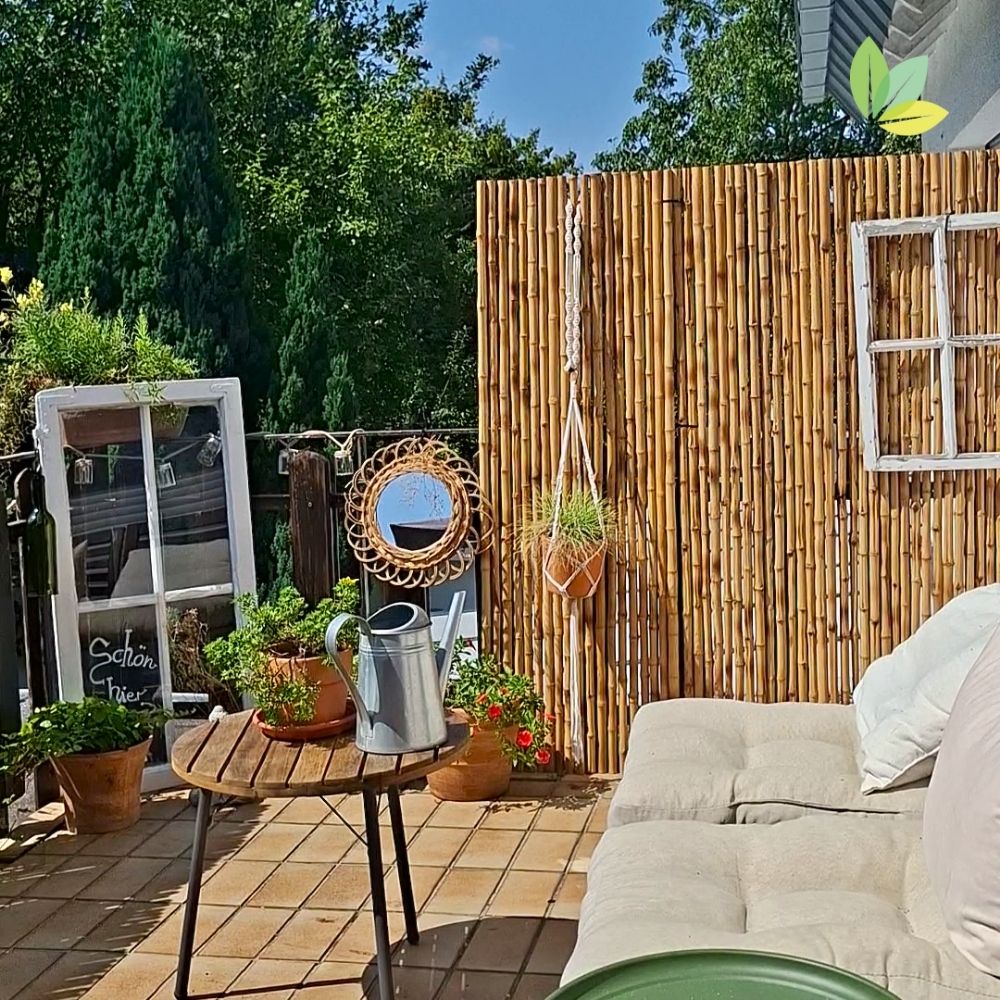 Hoher Sichtschutz aus hellem Bambus