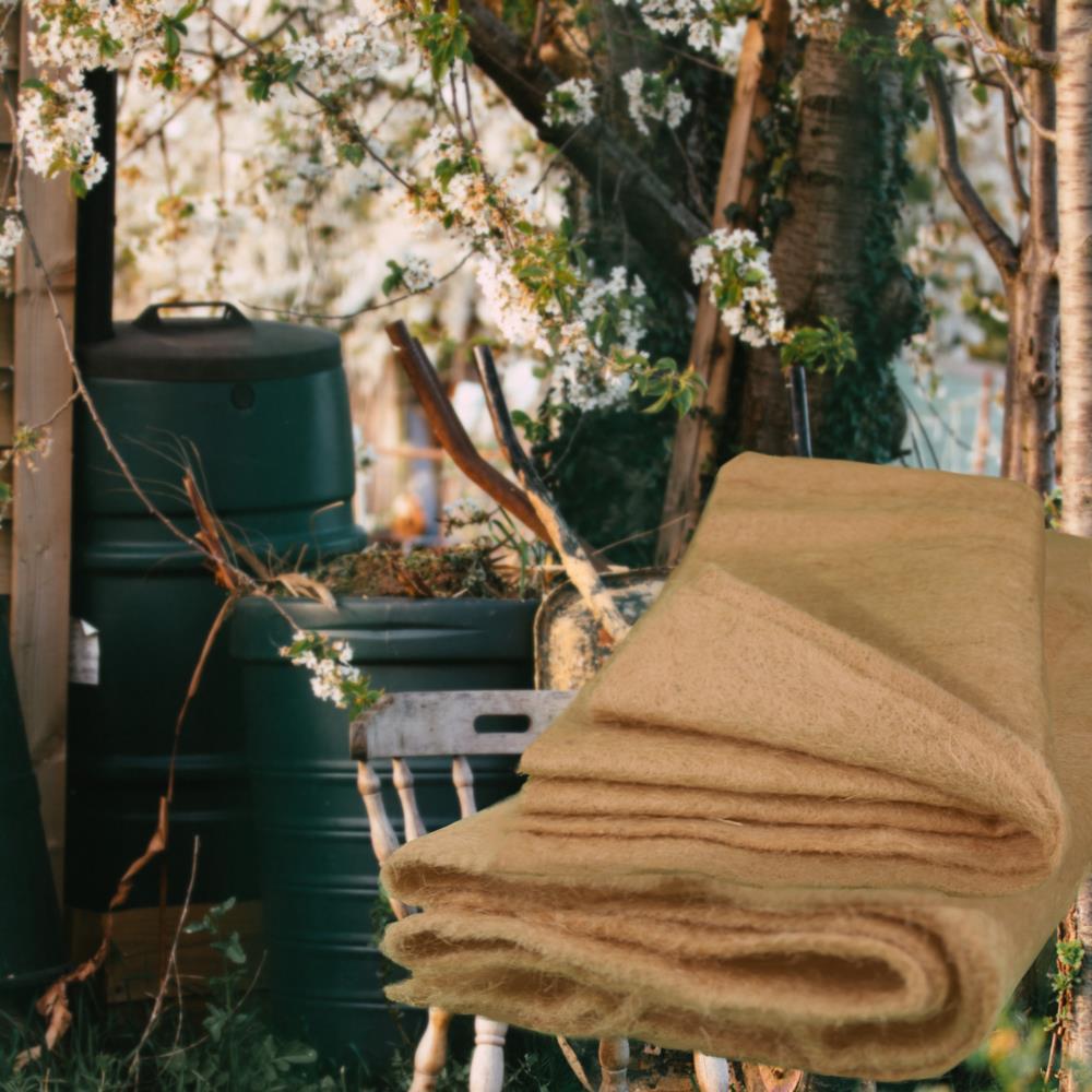 Kompostervlies aus Jute gefalter vor Komposter