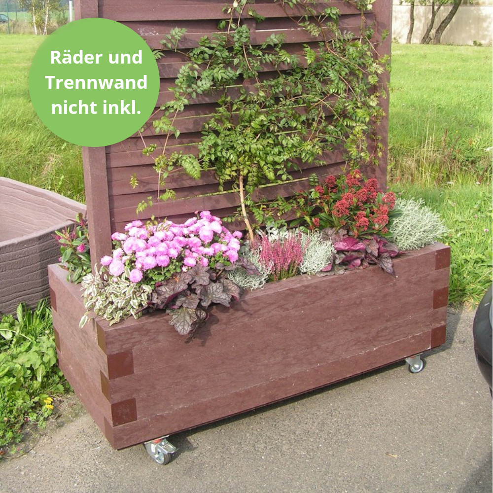 brauner rechteckiger Pflanzkübel mit Blumen und Trennwand auf Rollen vor Wiese