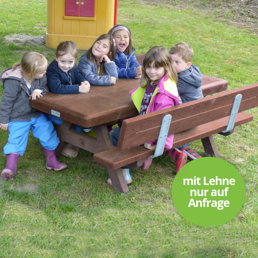 Braune Kindersitzgruppe mit 6 Kleinkindern auf den Sitzteilen.